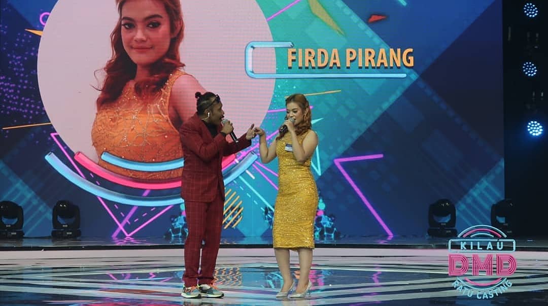 dmdmnctv's tweet photo. KEREEN!! AGEN Danang DUET BARENG PESERTA ASAL MEDAN!!
•
Agen Joel Kriwil juga gak mau kalah dong! Kalau kamu team mana nih, #TeamDanang atau #TeamKriwil ?
•
Nonton #KilauDMDRatuCasting live di MNCTV atau di @RCTIPlus https://t.co/IxXYCtyUhI