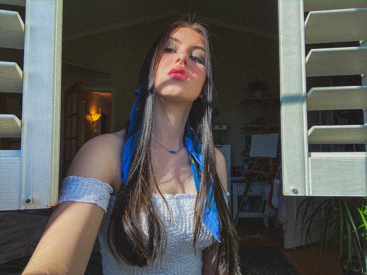 chloeisded's tweet photo. hippie sabotage 🦋 https://t.co/NTT9UcsHNA