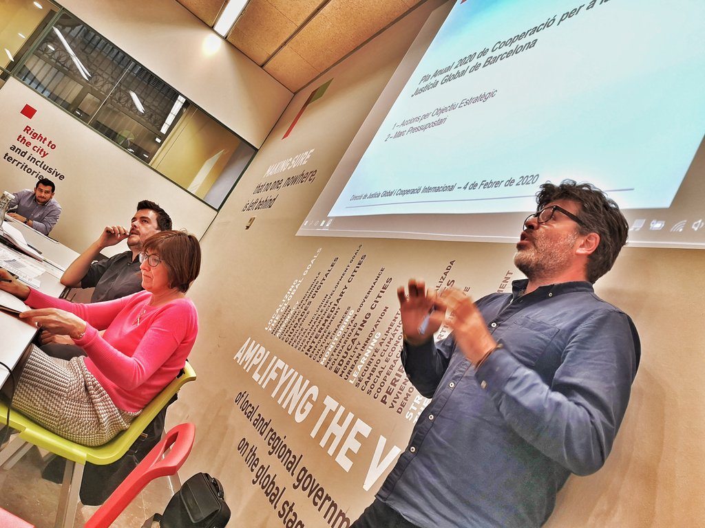 FonsCatala's tweet photo. Som a la reunió del Consell Municipal de Cooperació Internacional per al Desenvolupament de @bcn_ajuntament on @polmorillas explica els temes que marcaran l'agenda global 2020-2021 i es presenta el Pla de Treball del Consell pel mateix període. #cooperaCAT https://t.co/pAMzKBu6NP