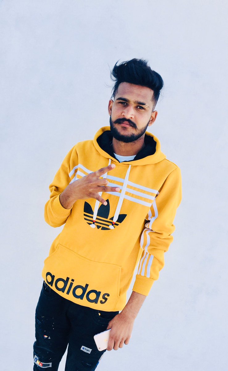 simar_music's tweet photo. Banu ga Brand tera SIMRI•••
New Song Soon
Stay Tuned 
🙏🙏🙏
#sikka #8shots #brabar #celebrity #simri #Punjabi #trending #tweet #sidhumoosewala #jalalabad #latest #viral https://t.co/nXi6HBK9cH