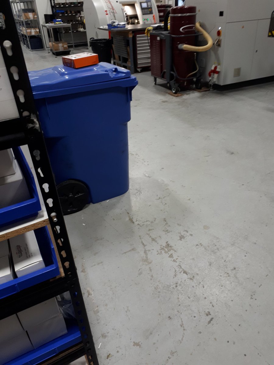 SkilzSps's tweet photo. @MaximeCardinal Man, le timing.. mon boss vient d'en amener une boîte et juste pour être sûr de pas rentrer dedans, il l'a laissé là... salaud hahhahah https://t.co/tCPcjVEVgl