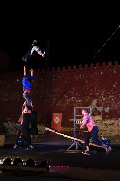 FestivalGranada's tweet photo. Malabares, acrobacias, palo chino, manipulación de objetos, báscula y una gran dosis de humor. En el espectáculo circense de Colokolo el cuerpo habla con más elocuencia que las palabras.
🤹♂️ Vivimos su estreno en España en el #FEX2019 en #AlhamadeGranada
Fotos: Jose López https://t.co/HK36J91Dfd