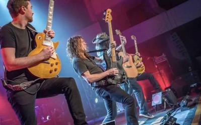 VisitTheQuays's tweet image. Still figuring out your Valentine’s Day plans! The Classic Rock Show is coming to @The_Lowry Theatre Salford Quays for one night only - 14th Feb. Don’t miss out. 

To book your tickets, head to  bit.ly/2v09y7c 

#VisitTheQuays