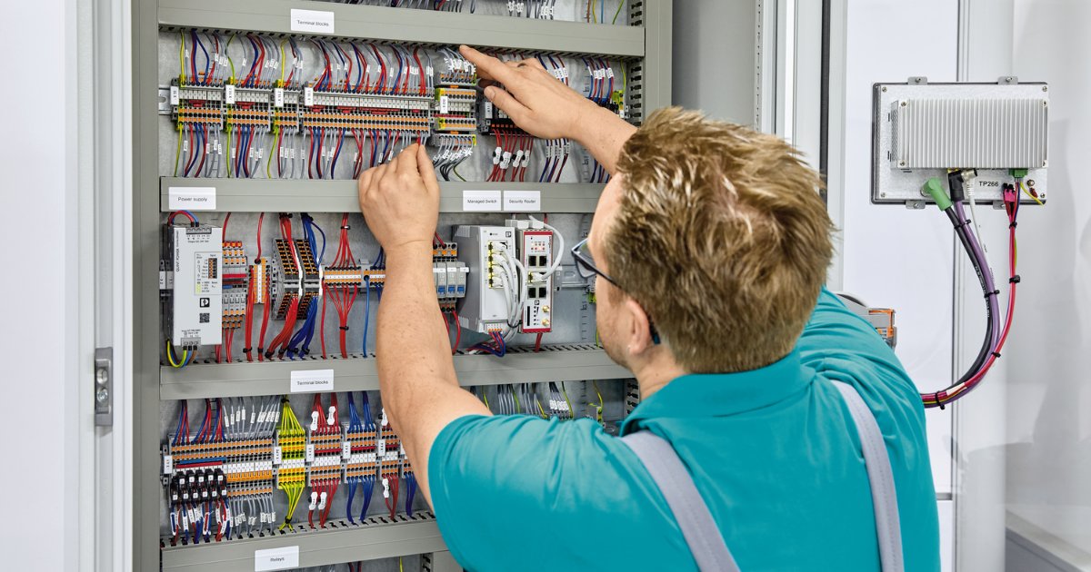 PhoenixContactI's tweet photo. La tecnologia di connessione #PushIn di #PhoenixContact ha rivoluzionato il mondo del #cablaggio #elettrico. Grazie al collegamento diretto, anche conduttori di piccole dimensioni possono essere cablati in modo sicuro e senza utensili ๐ https://t.co/4nyR8XebEu https://t.co/cZEifyyMUB