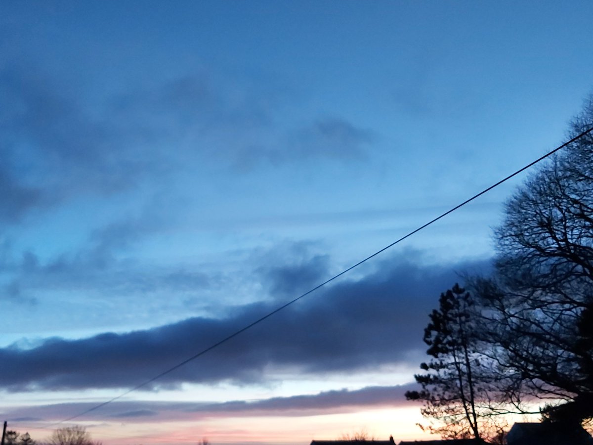 Laura_Moodie's tweet photo. #366DaysOfNature bonus - getting home before sunset for the first time in months. https://t.co/8giDyWlN6E