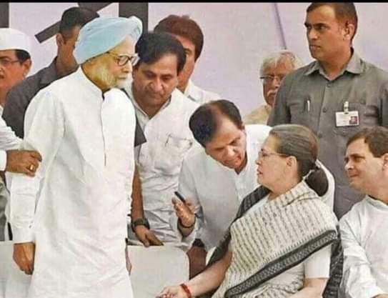 The_Math29's tweet image. 😂😂😜😜😛
जो लोग, पूर्व प्रधानमंत्री डॉ. मनमोहन सिंह को, 
दस-जनपथ की कठपुतली-प्रधानमंत्री कहते रहे हैं, उन्हें अपनी सोच में बदलाव लाने की आवश्यकता है..।
डॉ. सिंह, विश्व के अब तक के एकमात्र भारतीय डिजिटल प्रधानमंत्री रहे हैं। 😂😂😜😜

#Remote_Control 📟