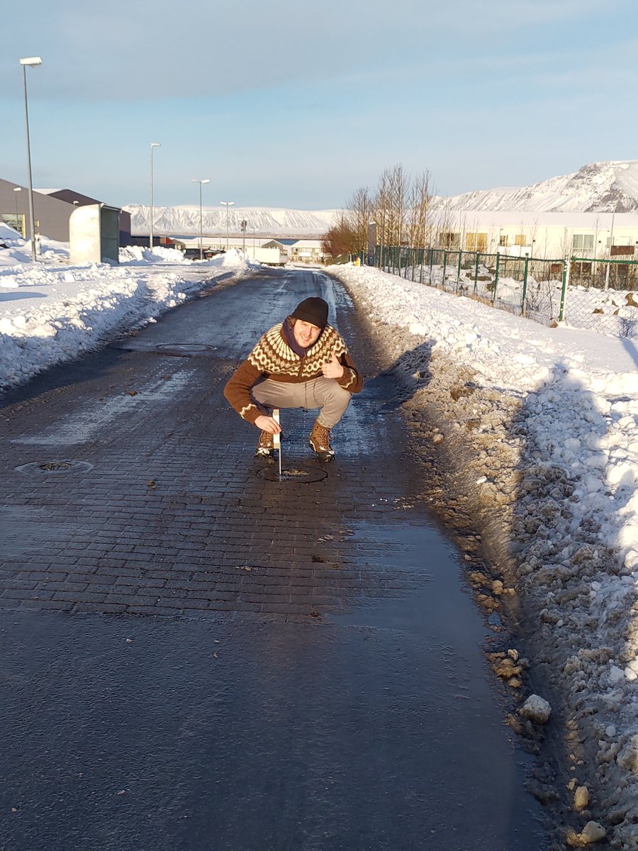 Hodddi's tweet photo. Ekkert tittlingaris hefur verið á milli í engja í langan tíma og telja jarðtyppafræðingar litlar líkur á risi í nánustu framtíð. Typpin standa er ennþá í -2cm við enda. Ekkert viðbúnaðarstig hefur verið gangsett en við höldum áfram að fylgjast með ef breytingar eiga sér stað. https://t.co/Ru3Eu3jvHW