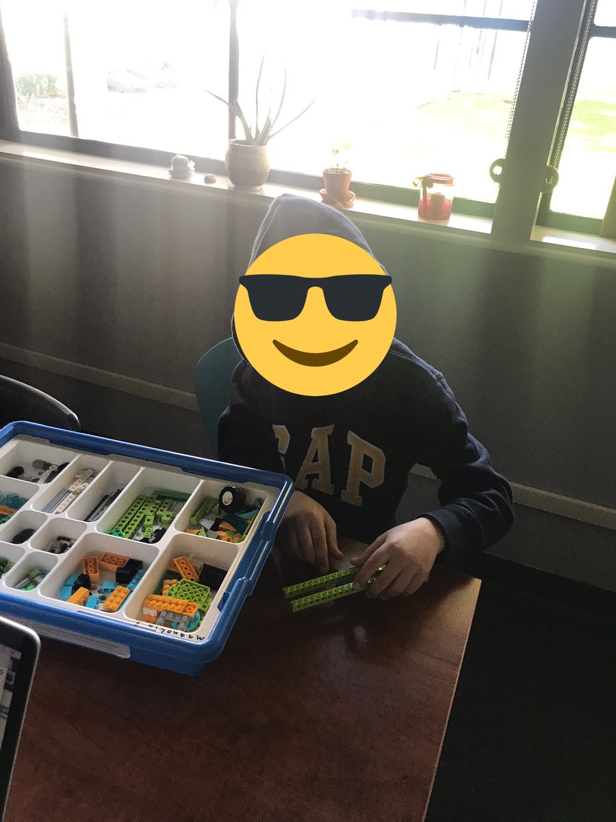 Calming strategy when you are in the red zone....Legos! It calms the mind and focuses your energy on creating instead of fighting. ❤️ ➡️ 💚<a href="/MagnoliaCVUSD/">Magnolia Elementary</a>  #zonesareforeveryone #zonesofregulation