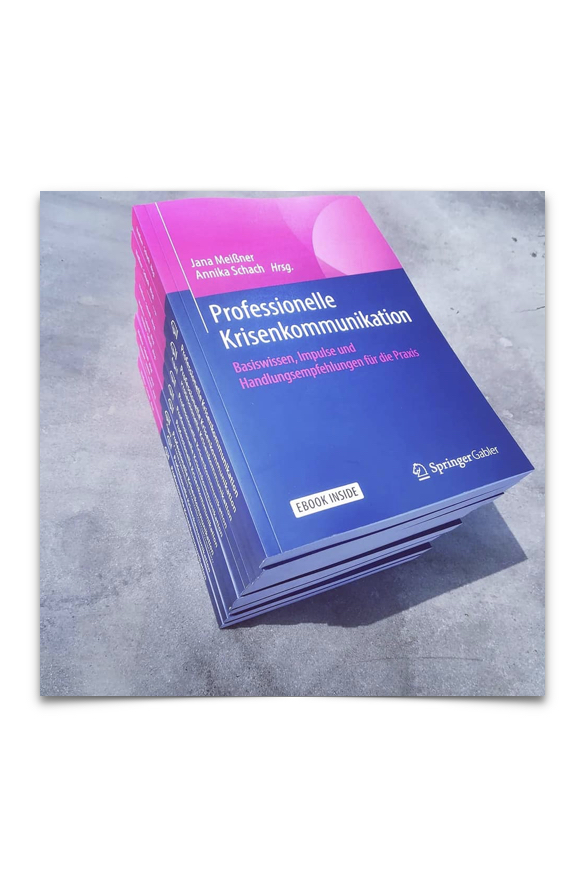Als Mit-Autor und in eigener Sache: faktenkontor.de/krisen-pr-blog… Das Fachbuch „Professionelle Krisenkommunikation" richtet sich an Unternehmenslenker, Risikomanager, Krisenmanager und Krisenkommunikatoren. <a href="/alexander_fink/">alexander_fink</a> @AkimaMedia <a href="/faktenkontor/">Faktenkontor</a> <a href="/Jana_Meissner/">Jana Meissner</a> <a href="/TorstenOltmanns/">Torsten Oltmanns</a>