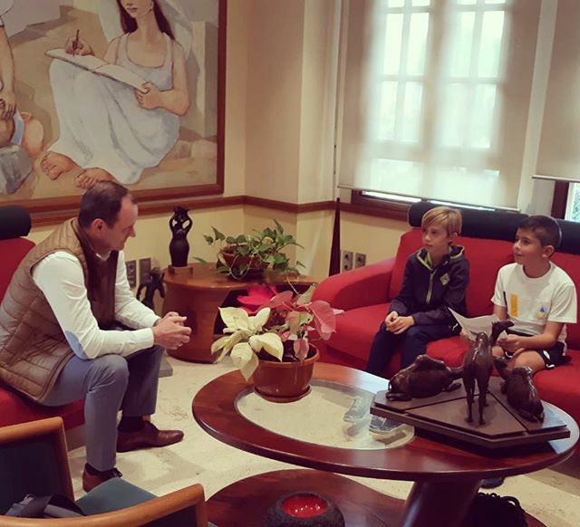 Hoy me hicieron una entrevista muy especial. Bruno y Pablo son alumnos del Colegio Roque Aguayro y están realizando un trabajo sobre la alcaldía de su municipio. Una gozada charlar un ratito con ellos. ¡Hay futuro, y presente!