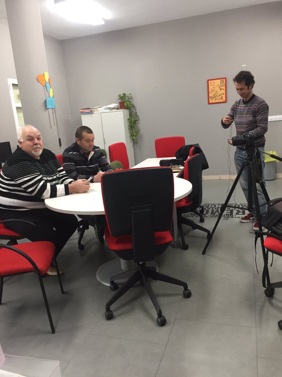 AlpandeireVuela's tweet photo. Hoy trabajando en el proyecto #Genamiel en el @CGAlpandeire y los apicultores @AltoGenal @Manuel_DT https://t.co/yPuN6V8mpS