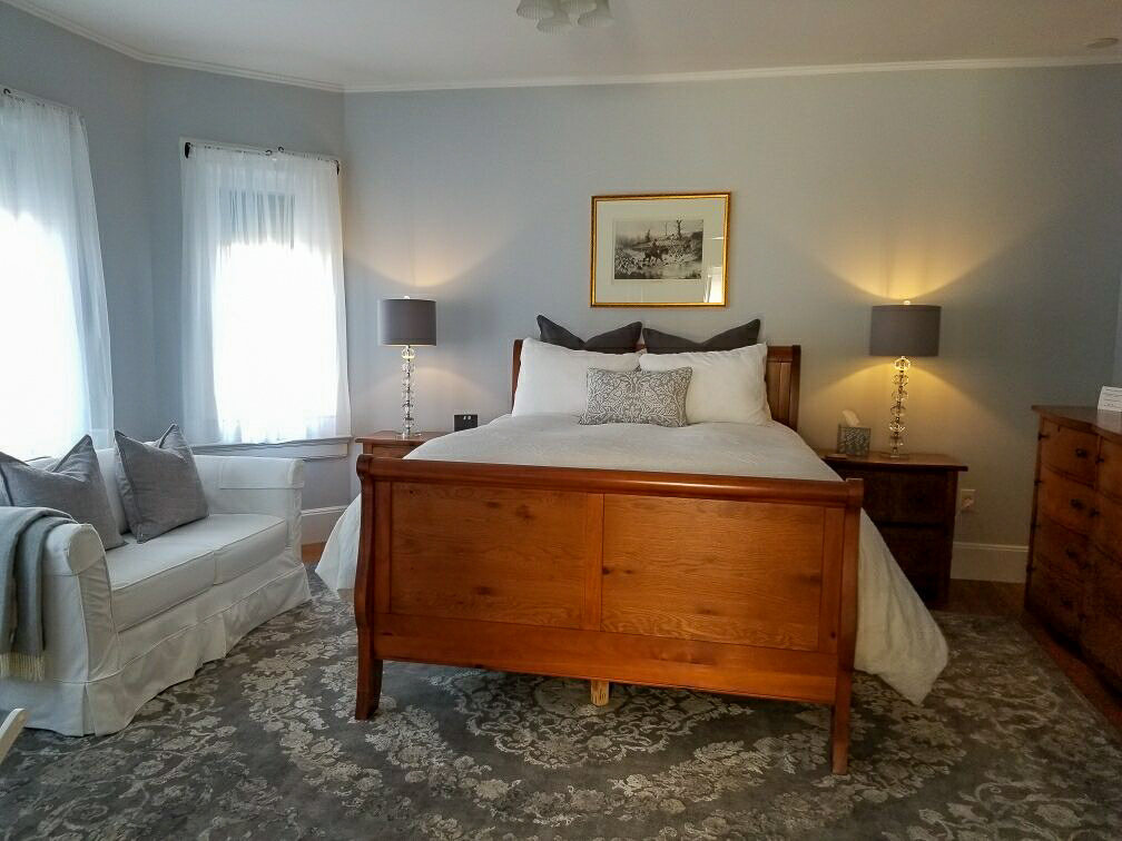 Celebrate Valentine’s Day on Saturday, February 8th! 💘
“DINNER AND A SHOW” - $50 per person 
“DINNER, A SHOW, AND STAY” – $225 per couple
All prices are plus tax, gratuity and beverages.
To book - TheTarratine@gmail.com | (207) 992-4090