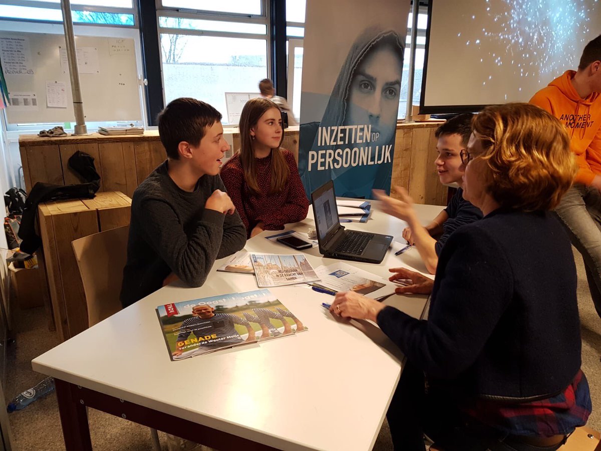 Hoe werkt een verslaving? Wat gebeurt er bij het productieproces in een autofabriek? Leerlingen Guido organiseren succesvolle werkstukkenbeurs.