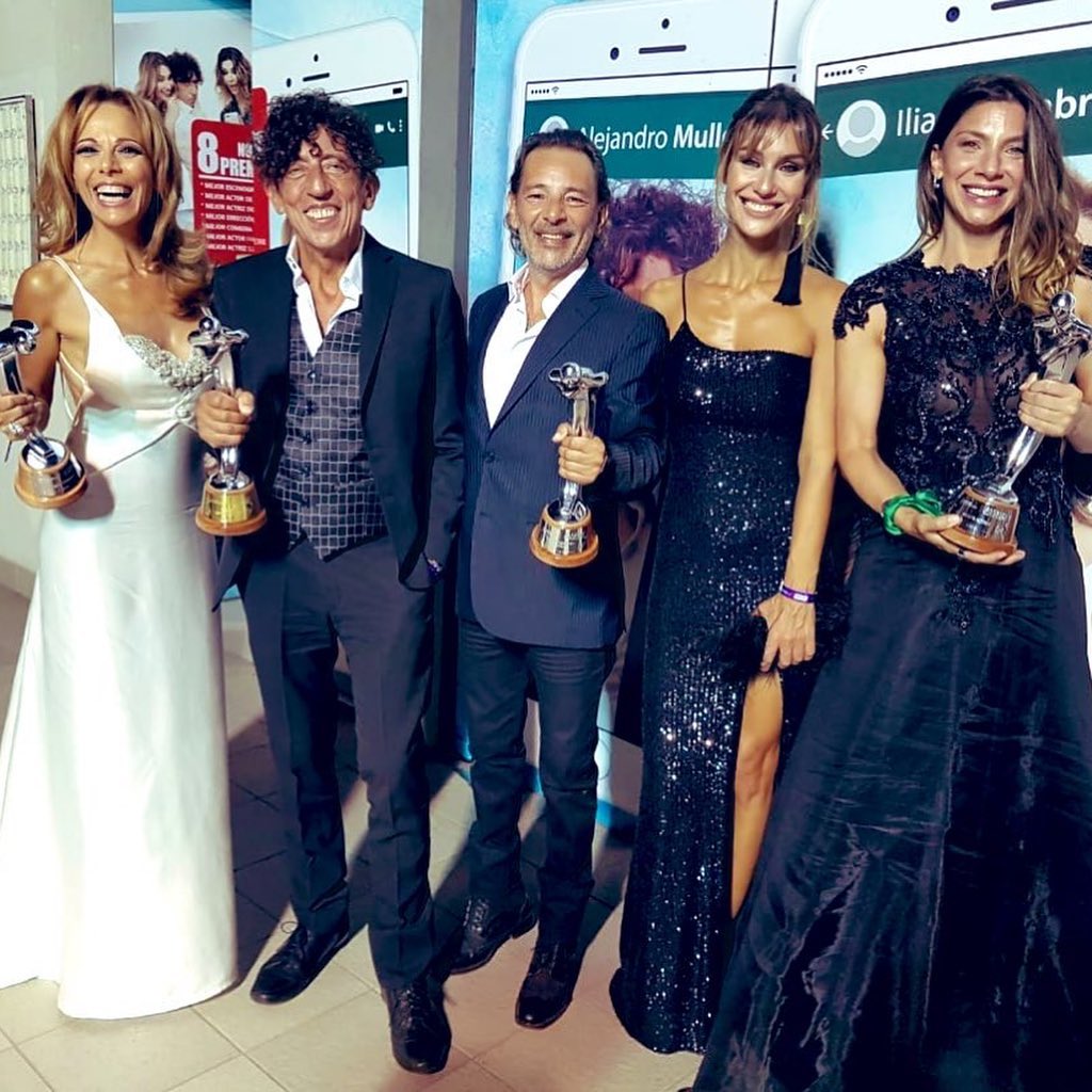 RomiGaetaniFCO's tweet photo. #MEJORCOMEDIA #PREMIOSCARLOS2020 ⭐#PerfectosDesconocidos⭐ 🎭 Teatro Melos ⭐ #CarlosPaz
@rororock33
#rominagaetani #beauty #beautiful
#actriz #actress #artista #artist #teatro #carlospaz2020 #charlypeace #teatromelos #protagonistas #premioscarlos #ganadores https://t.co/lpLAkRtq3W