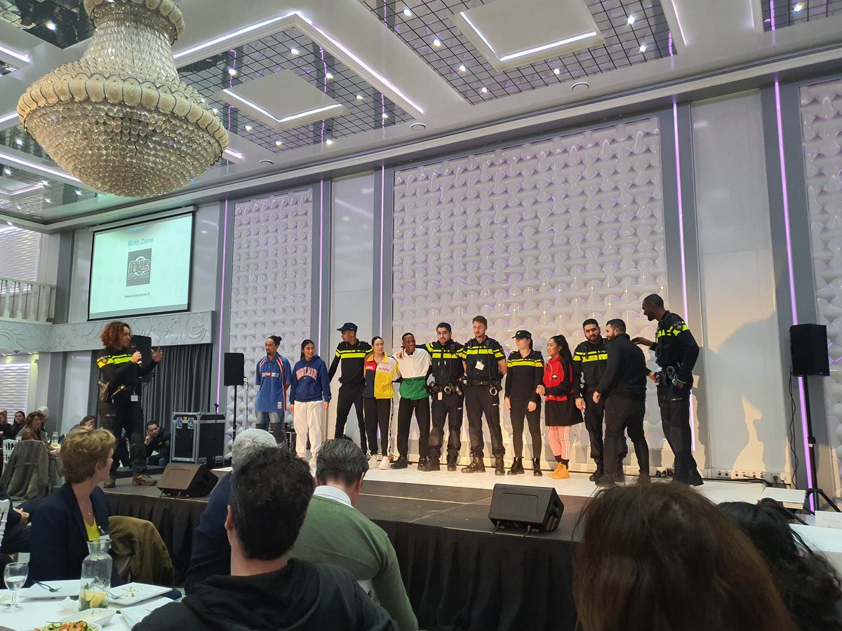 songulmutluer's tweet photo. Hoezo een kwetsbare wijk. Vandaag zijn we met 500 bewoners en partners in #deTulp om het Pact Poelenburg Peldersveld te ondertekenen en daarmee te werken aan de wijk... #wekunnenhetnietalleen https://t.co/l5qASl6Rqr