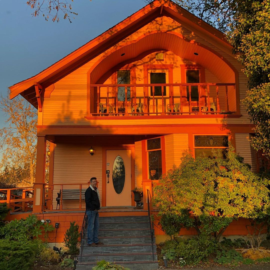 The Mahle House restaurant has been serving up fine dining in a casual setting since 1983. Located ten minutes south of Nanaimo, it's open for dinner at 5 pm, Tuesday-Sunday. 

📍 <a href="/MahleHouse/">Mahle House</a>, 2104 Hemer Road, Cedar
📸 <a href="/finelytailored/">Nicole Ta *</a> 
#ExploreNanaimo⁠ #ExploreBC