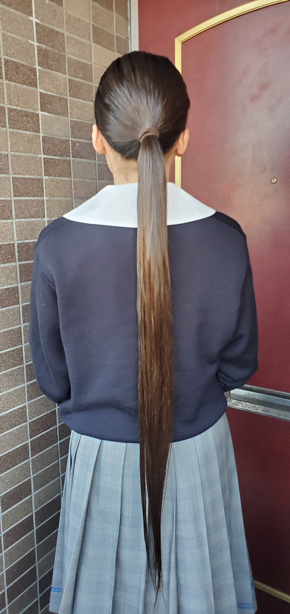 だみあん 時間のない時は低い１つ結び 学校でアップし直すそうですが ポニーテールに比べると地味な印象 これ Jc的には おばさん結びって言うらしいです 確かに私も長いときにこれはよくやってたかも しかしおばさんって 13さい スーパー