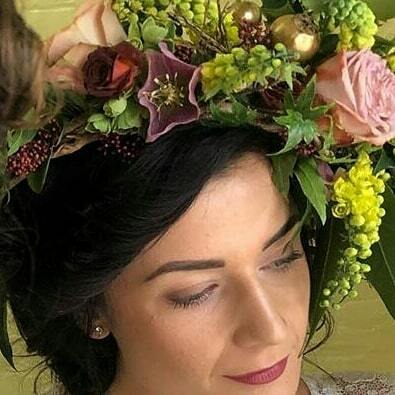 Soooooo pretty •
#flowercrownbride #vintagebride #freshflowers #freelancefloraldesigner #happyflowers #happyflorist #happynewfloraldesigns #herecomesthebride #weddingcrown #weddingday #weddingflowers ift.tt/2RZde29