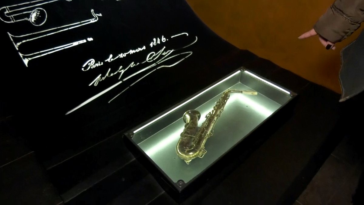 madridpormundo's tweet photo. #Dinant es la ciudad del saxofón 🎷. Adolphe Sax creó este instrumento en 1814: mezclando metal con madera averiguó qué proporciones y grosor del cuerpo del instrumento determinaba el timbre del sonido 🎶.

#MxMValonia @Telemadrid https://t.co/rdyi6LKaEp