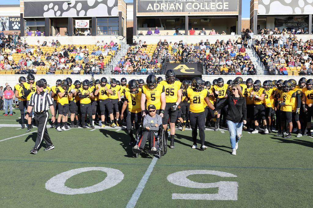 DacovinY's tweet photo. Blessed to receive my first offer from Adrian college #GoBulldogs 🟡⚫️@coachbirdd @AdrianCollegeFB @BallOutKimball https://t.co/5obwOWLwMW