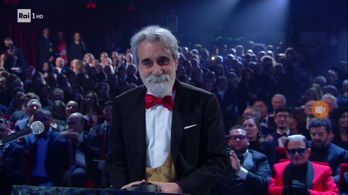 Dite la verità aspettavate tutti lui... <a href="/peppevessikkio/">Peppe Vessicchio</a> 😁🎉🎊

#Sanremo2020 #Sanremo70