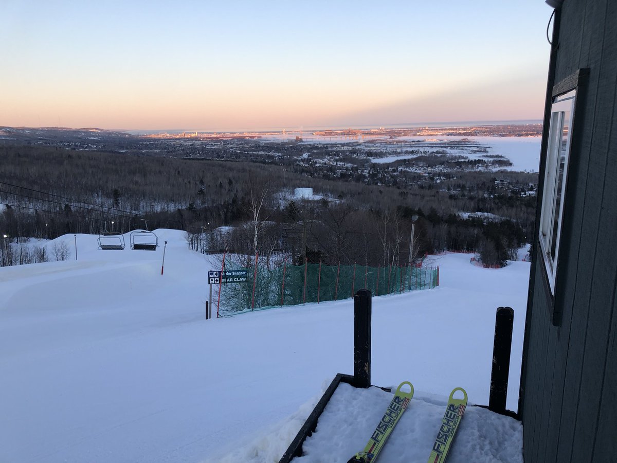 UMDAlpine's tweet photo. That view though!!! #BulldogCountry #Godogs #Skierlife #Racelife Giant Slalom training night. @umd_rsop @UMNDuluth @UMDuluthAdmis @UMDAlumni @spiritmtduluth https://t.co/PhIsm04JmK