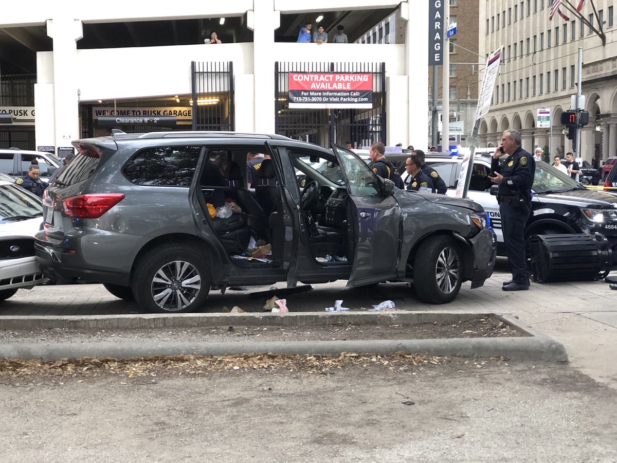at the scene where a chase ended with the suspect crashing into a street sign near Rusk and San Jacinto ⁦<a href="/KPRC2/">KPRC 2 Houston</a>⁩
