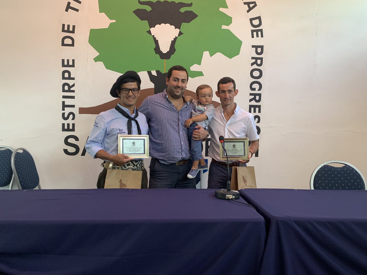 AndresPereyraUy's tweet photo. Para uno q le gusta el caballo tener la posibilidad de estar rodeados de #HectorFabianLazo jockey ganador de la estadística 2019 en @HipodromoUY y #GranPremioRamirez de #IgnacioOteroBlanco campeón 2019 y vice campeón 2020 en #JesusMaria de las cosas para contarle a Juan Basilio https://t.co/lhemcFj5Gl