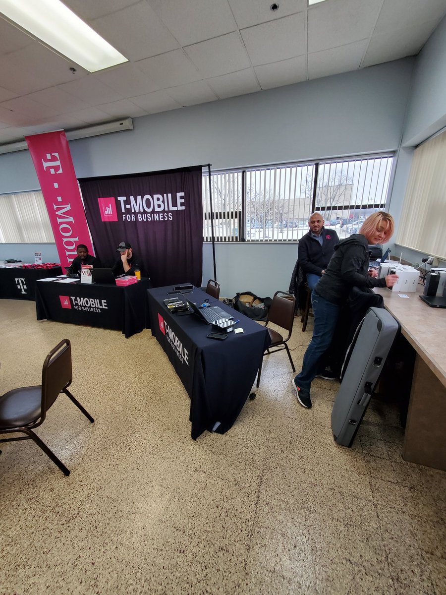 Iamursam's tweet photo. Helping another customer join the uncarrier.  Special thanks for the help @amandaowens216 and @JayTavassol  #samsrule https://t.co/hVFVhv2t0z