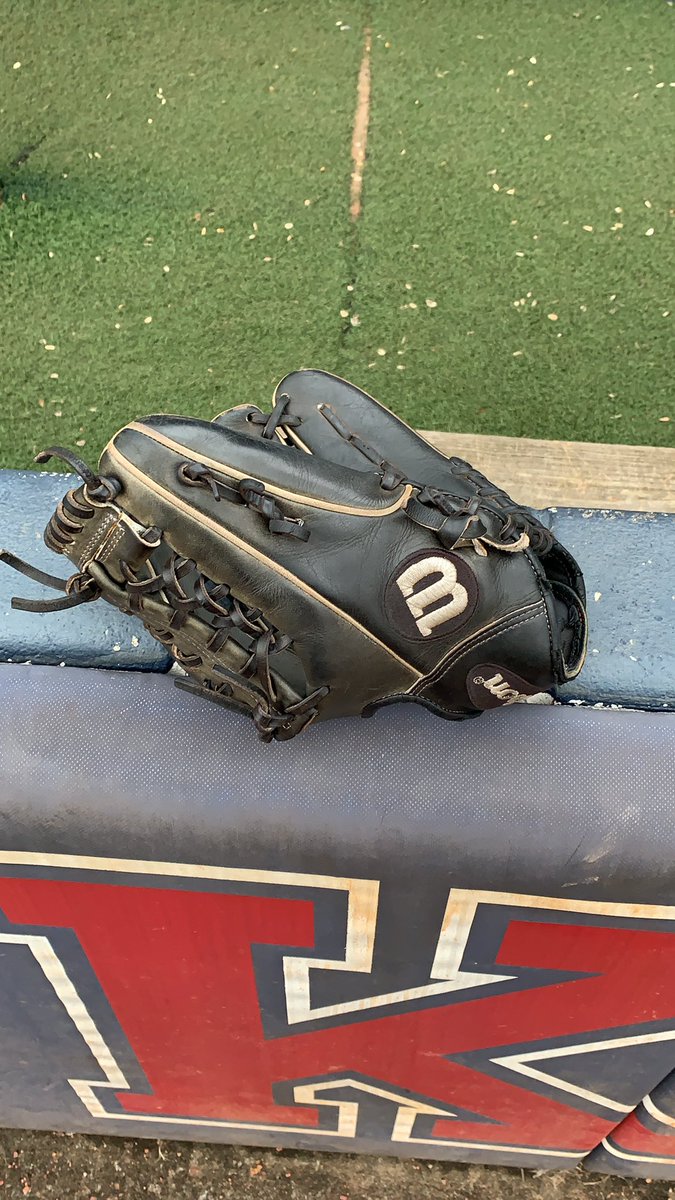 ManvelBaseball's tweet photo. Glove left behind. 2 poles to get it back. #keepupwithyourstuff https://t.co/vLcavphC8B