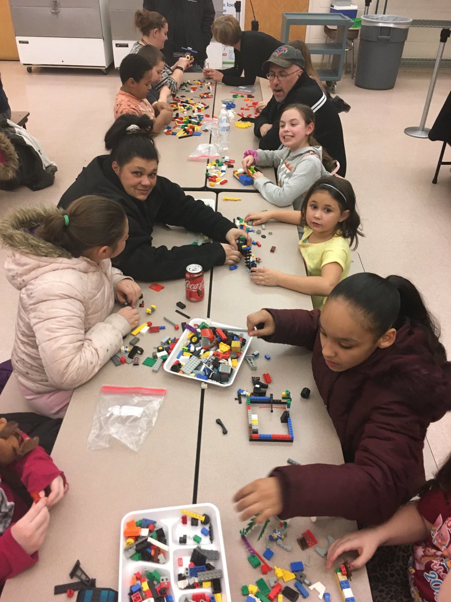 HarrisSchool039's tweet photo. 100 days of school, 100 LEGO pieces,  100 future engineers https://t.co/DW0HjXhN3r
