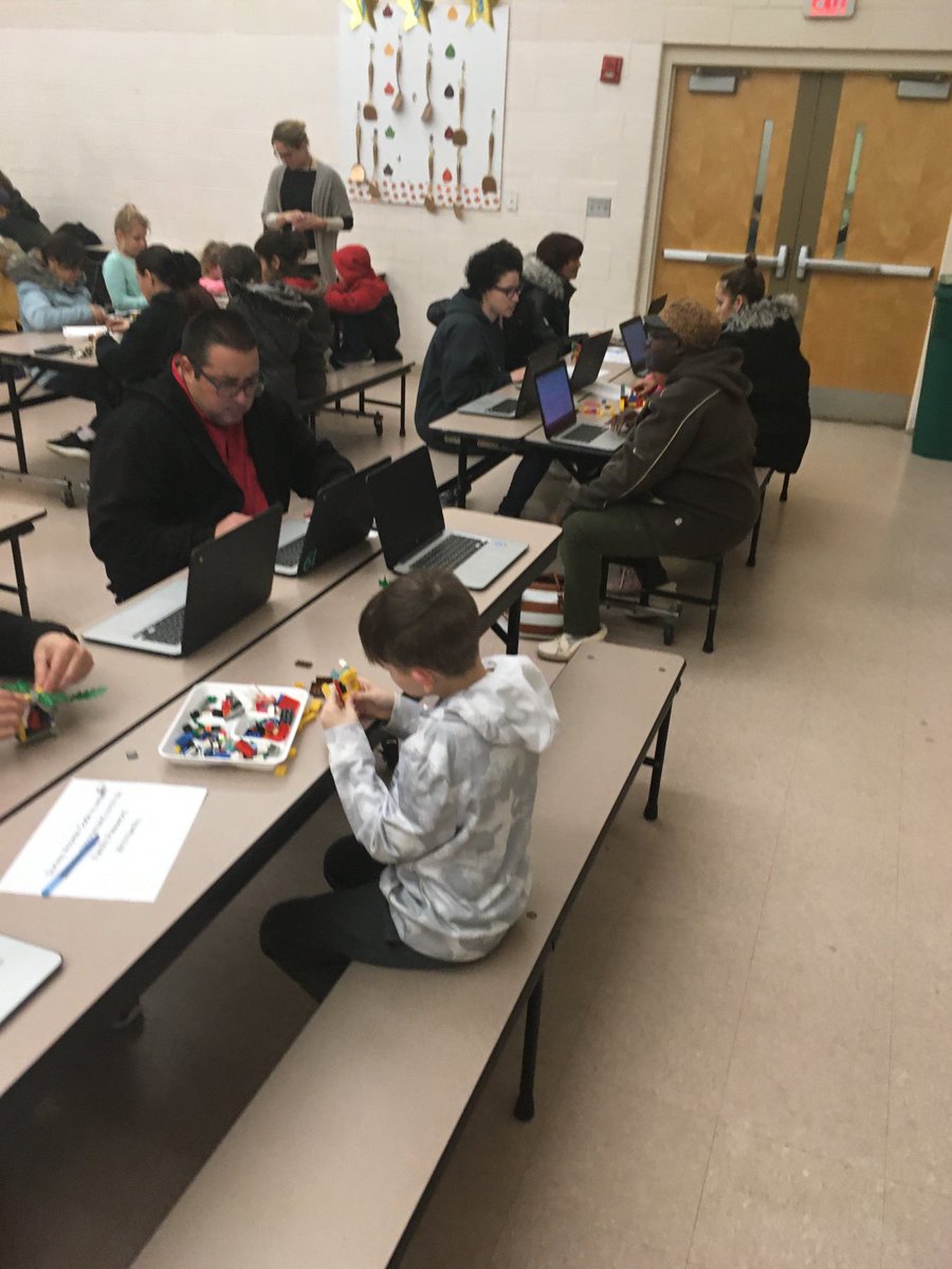 HarrisSchool039's tweet photo. 100 days of school, 100 LEGO pieces,  100 future engineers https://t.co/DW0HjXhN3r