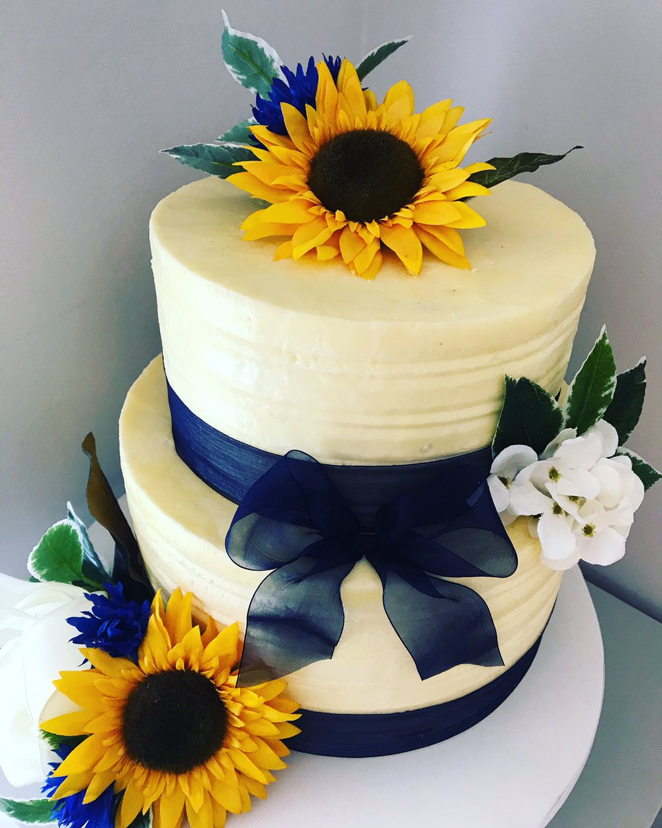 marvelluceCakes's tweet photo. Lime and coconut cake with a a homemade lime curd filling.  A very special wedding cake for a special couple 🥰 https://t.co/FJwvZYDI6E