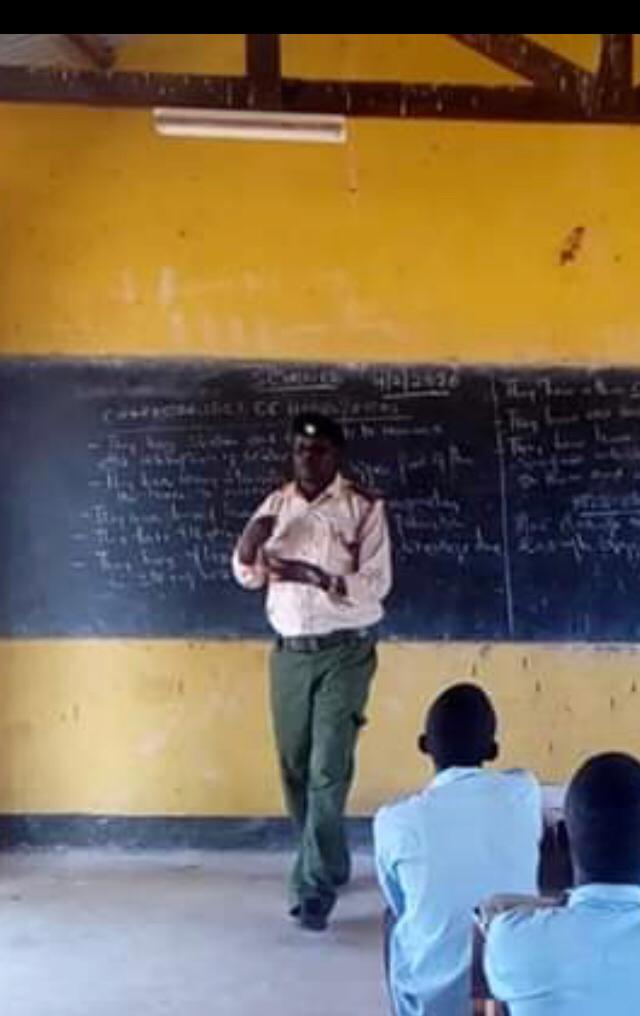 AdenNuwa's tweet photo. This is Chief Abdullahi Muhumed Shurie a Chief in GARISSA COUNTY, BALAMBALA SUB COUNTY, MUDEY LOCATION delivering in class after the teachers flew out of his location. @InteriorKE @FredMatiangi @TSC_KE @StateHouseKenya kindly promote him for serving the innocent children of mudey https://t.co/G6J9nrySj9