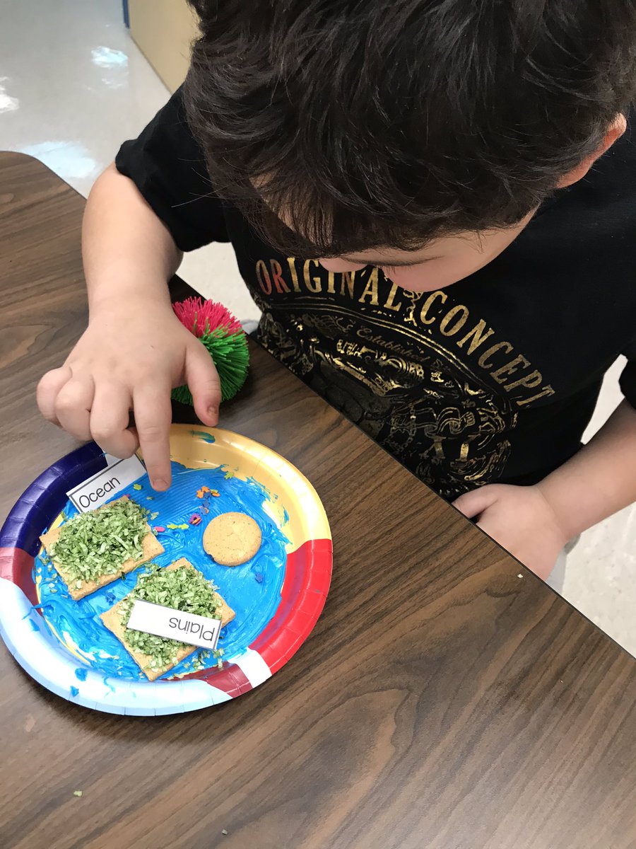 HeatherNolan631's tweet image. We had a blast making edible Landforms yesterday! #lifeinALE @NISDBOONE