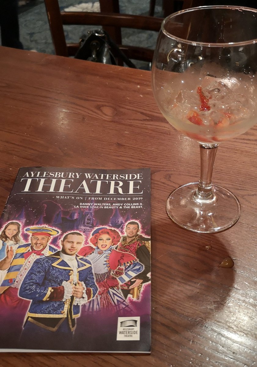 tab_sky_limit's tweet photo. Cheeky gin with @Larawadey at Spoons before we head to the theatre! Can't wait to see what @GhostStoriesUK is all about!! #theatre #tuesdayvibes #spoonspig #spoonsapp #girltime #gin https://t.co/UKUgip4gkf
