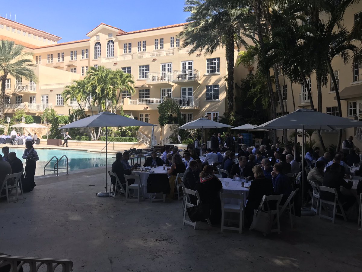 AvWeekHannah's tweet image. Poolside lunch at #AEUSA sponsored by @WillisLease @AvWeekEvents