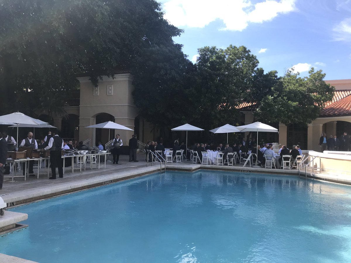 AvWeekHannah's tweet image. Poolside lunch at #AEUSA sponsored by @WillisLease @AvWeekEvents