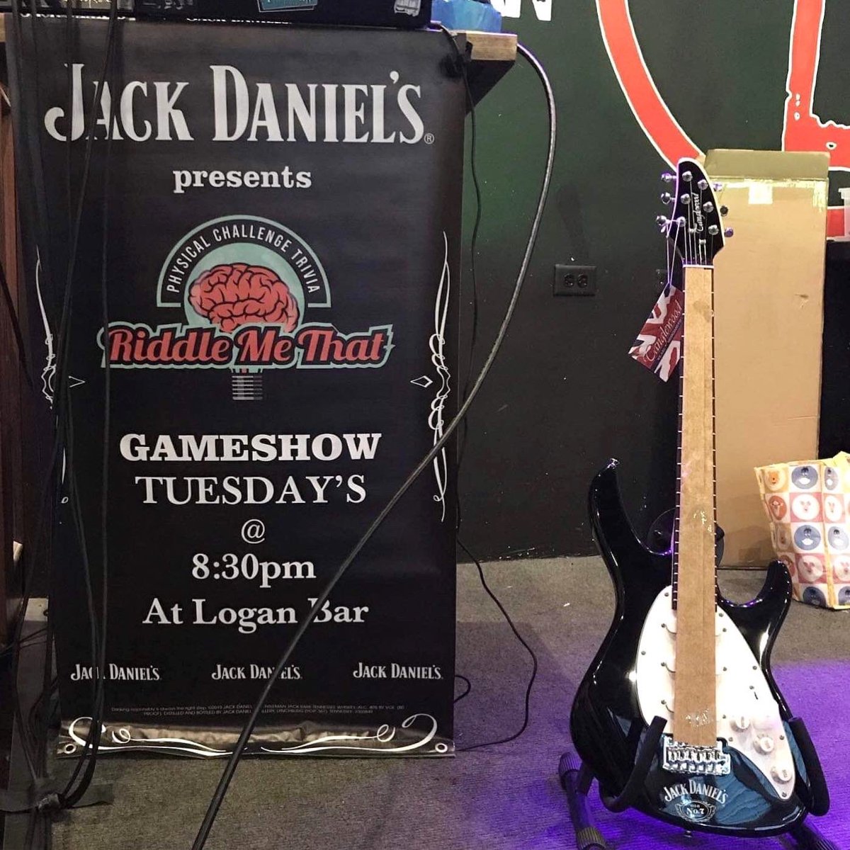 Loganbar's tweet photo. It's @riddlemethatgameshow - Big Prize Tuesday tonight! It's free to play and you could WIN A GUITAR. 🎸🤘🏽 Swipe for the bonus question to earn your team an extra point!  #trivia #chicago #jackdaniels https://t.co/NtalYCU4Ur