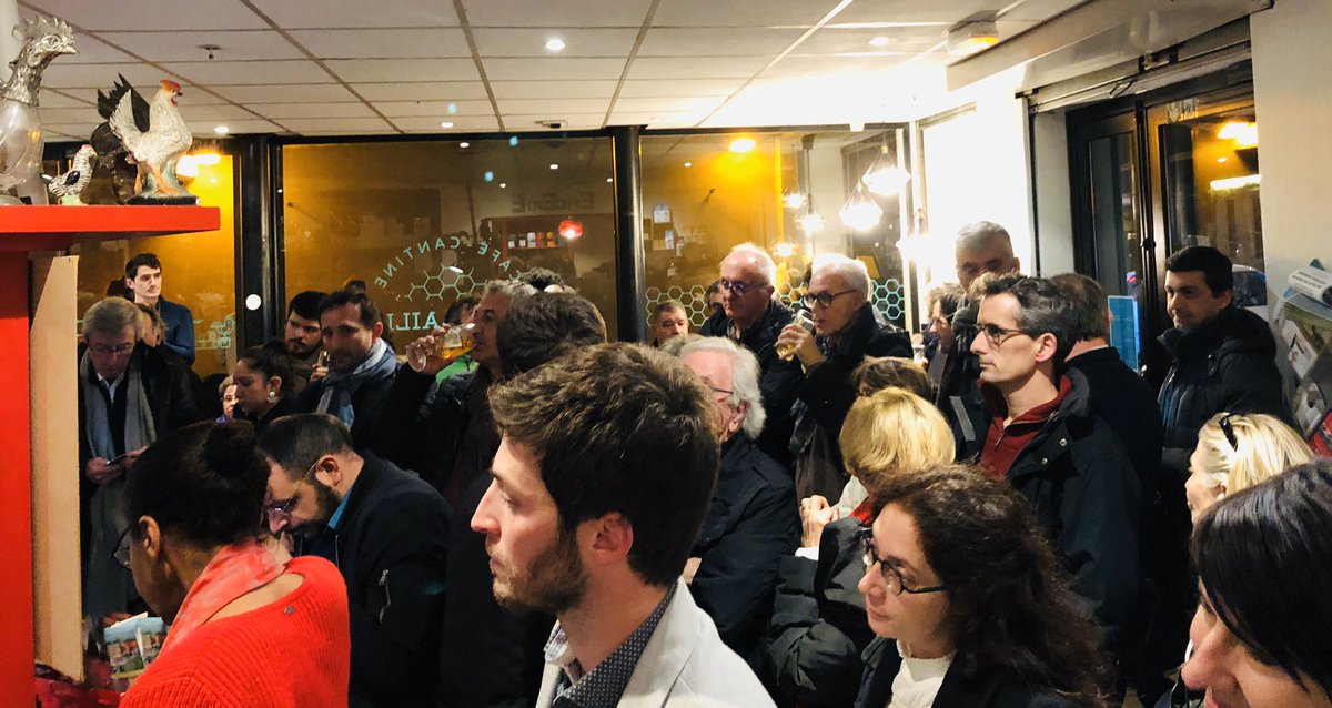 ELucbernet's tweet photo. Beaucoup de monde ce soir au #cafepol de la liste #vivonsbegles. Nombreux échanges sur #Beglessolidaire #Beglesmunicipal2020 https://t.co/iu9q38Rr6K