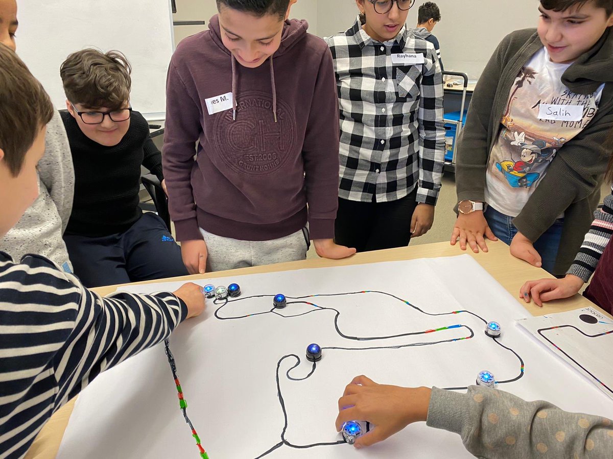 RobotWise_Edu's tweet photo. Tweede jaars leerlingen van @WeekendschoolAW maakte de afgelopen weken kennis met technologie en wij mochten met #RobotWise deze mooie periode afsluiten met sociale educatieve robots. Mooi om deze enthousiaste groep leerlingen op zondag les te mogen geven!#robotplayground #social https://t.co/LYzxXDWJ7f