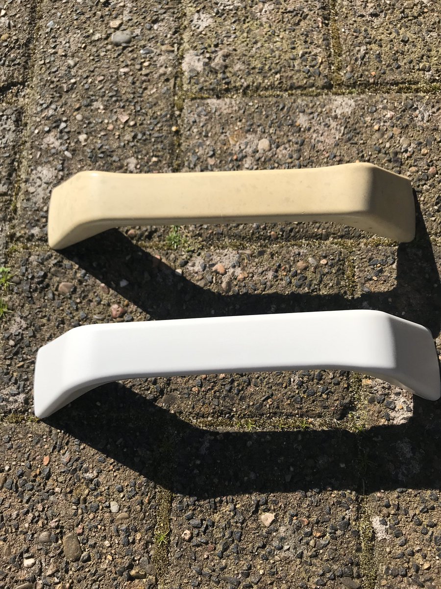 wohnitopia's tweet image. Unsere schon in die Jahre gekommenen Positionsleuchten hatten wir ausgewechselt. Nun sollten die Haltegriffe bzw. Rangiergriffe folgen. Hier erfahrt Ihr unsere Vorgehensweise.

wohnitopia.de/2020/02/rangie…

#wasfrischesimblog #wohnwagenmomente #wohnwagen