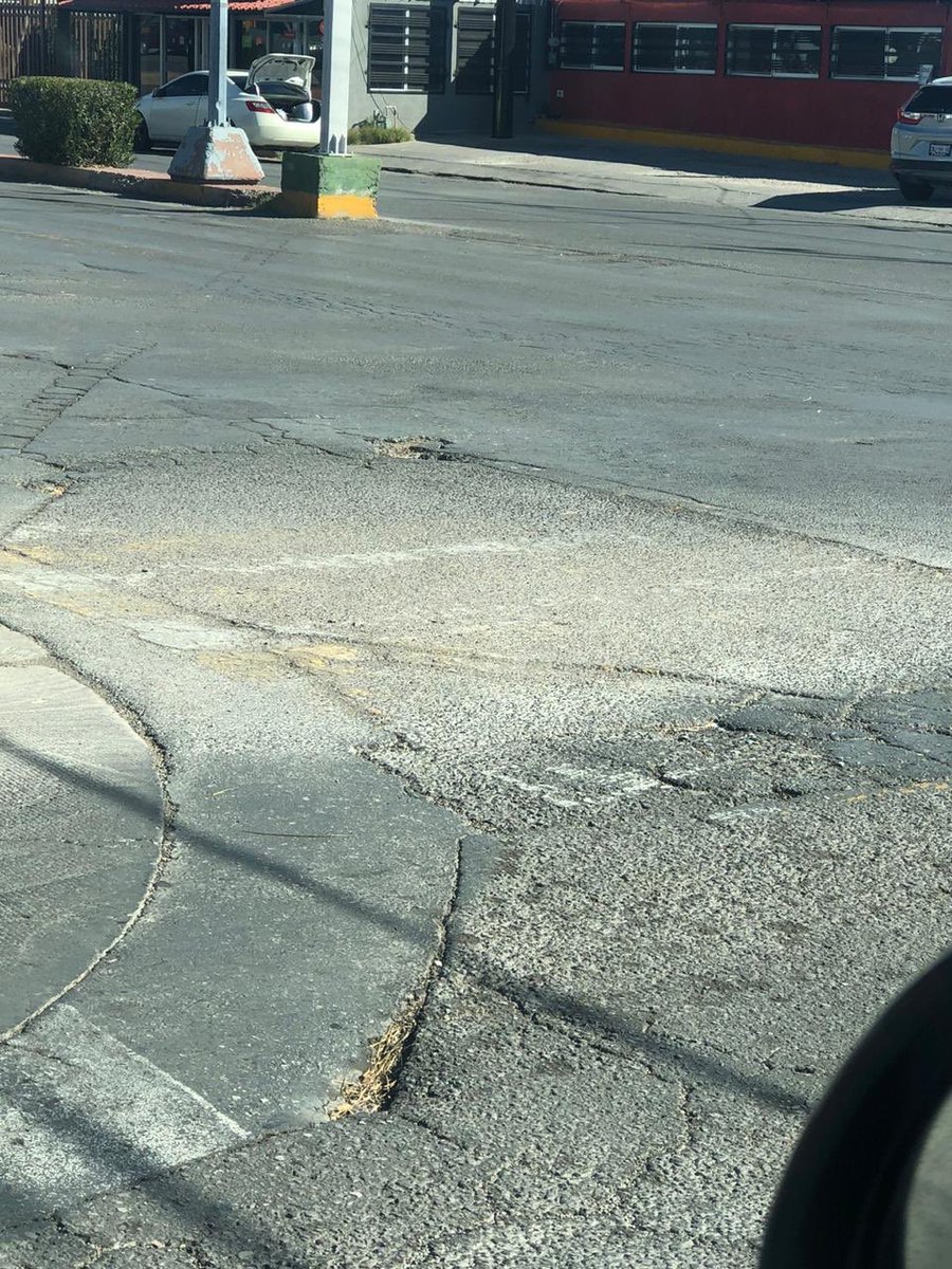 r98valem's tweet photo. @MaruCampos_G  La calle Francisco Villa lleva años sin recibir las reparaciones que necesita; llena de baches y sin estar anivelada. ¿Cómo es posible que no puedan darle mantenimiento, si contamos con presupuesto para ello? https://t.co/kqTxneuDRx