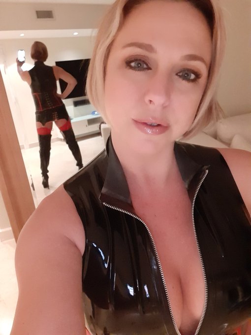 All lubed up and ready to go💦 https://t.co/XS25TFi04a<a href="/tag/momcomesfirst"class="tags"><span>#momcomesfirst</span></a>