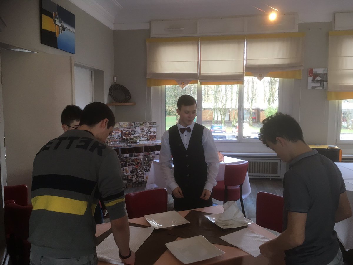 HuartJean's tweet photo. #SemaineDesLycéesProfessionnels 
Des collégiens découvrent les formations cuisine et restaurant au lycée Pierre et Marie Curie de Freyming-Merlebach ! Merci aux équipes et aux élèves de les avoir accompagnés pour une #Orientation réussie ! @acnancymetz @regiongrandest https://t.co/T1Y3wQjSPx