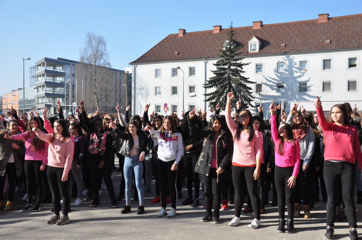 SonjaAblinger's tweet photo. Zum 7. Mal wird sich unsere Schule heuer an #onebillionrising in #linz beteiligen. Wir sind im Probenfieber:) 14. Februar 2020, 9.45, #nms17 https://t.co/oxtqSjZ23b