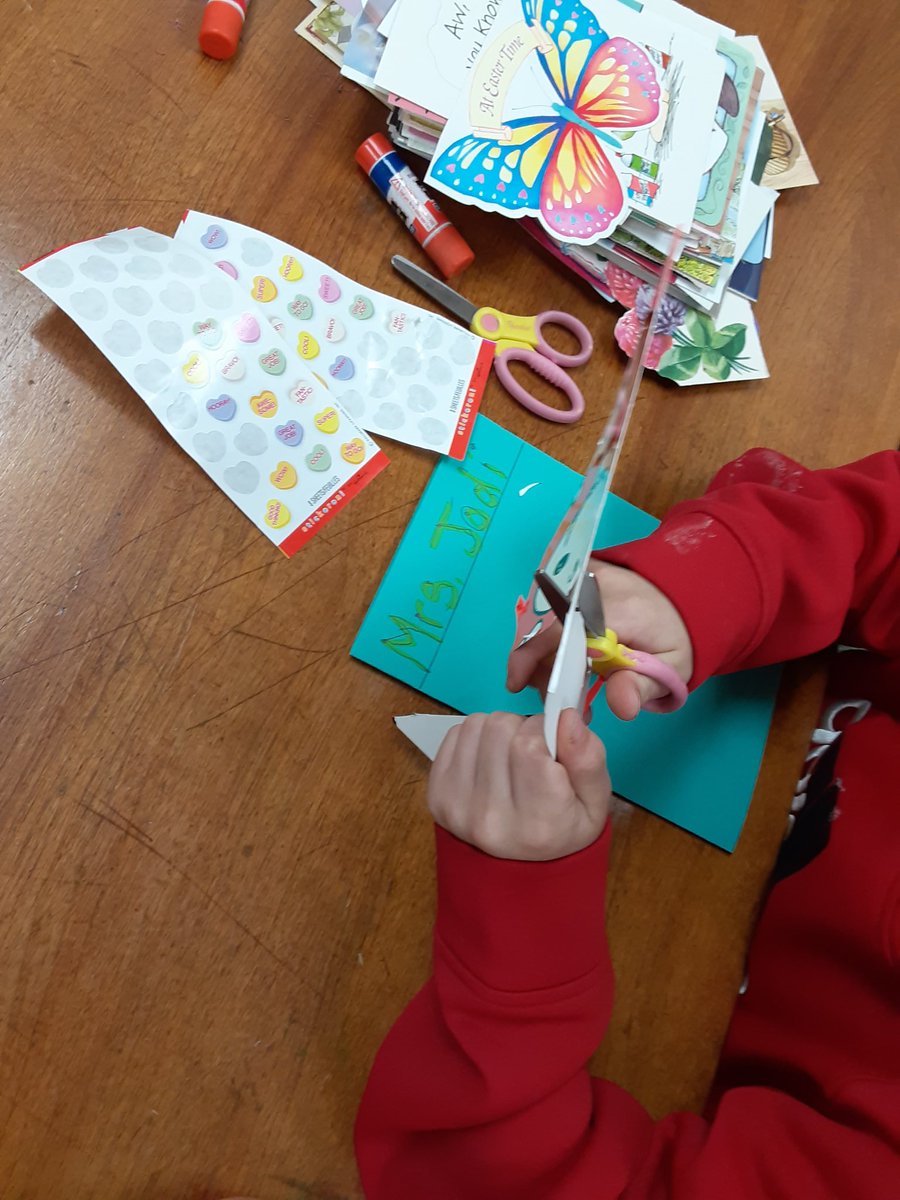 KristiGeno_OT's tweet photo. ♻️Upcycled Valentines to our favorite educator ❤🏹 folding, tracing, cutting, handwriting, stamping, stickers in this power packed, fun, functional activity. #ReduceReuseRecycle #functionalhandwriting #baisdOT #baisdchampion https://t.co/9ap5HRVnWk