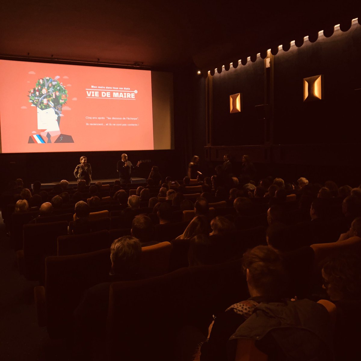 vie2maire's tweet photo. Salle comble ce soir au @cinemapantheon !
🎥 C'est parti pour la projection de notre documentaire en présence de nos partenaires &amp; des élus @nicolaskoukas @tamatamarieme 
#viedemaire #documentaire
cc. @PWPprod @enedis @SmaclAssurances @mutuelleMNT @LeCNC @publicsenat https://t.co/LJbXjOgnx4