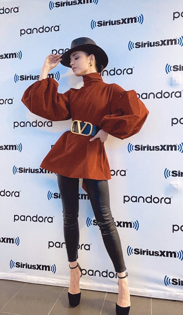 fenty_kordei's tweet image. Lana ushering in this trend from Valentino last night. #puffysleeves #valentinobelt