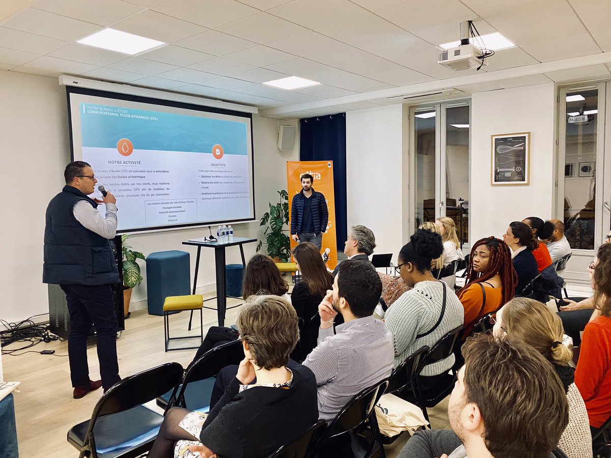CometByExtia's tweet photo. 🧠 Après un rappel de l’histoire et l’ambition d’@Extia_conseil, place à la présentation du bureau d’études CFD, du pôle urbain &amp; aménagement et du projet phare 2019 ! #CommunautéFerro https://t.co/WlWDOYZc4W